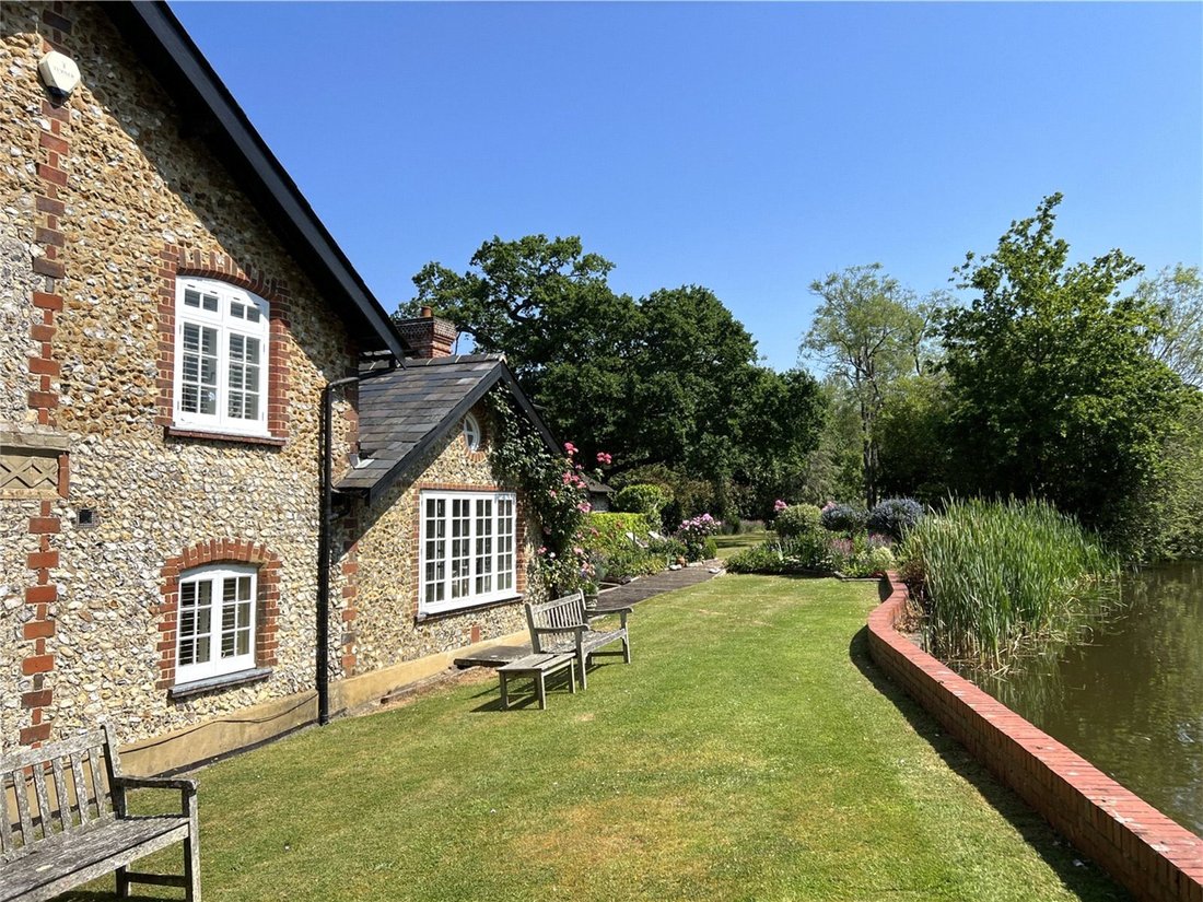 5-bedroom-detached-house-for-sale-in-in-east-horsley-england-united