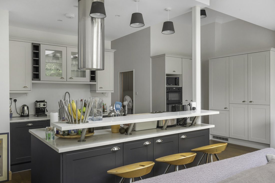 House in Acton Park, Ealing, England 3 - 13336123