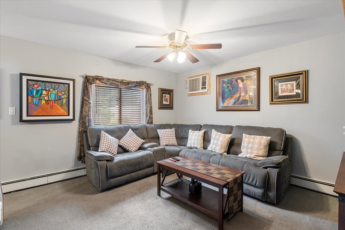 5 Bedrooms Single Family Detached In Hicksville, New York, United