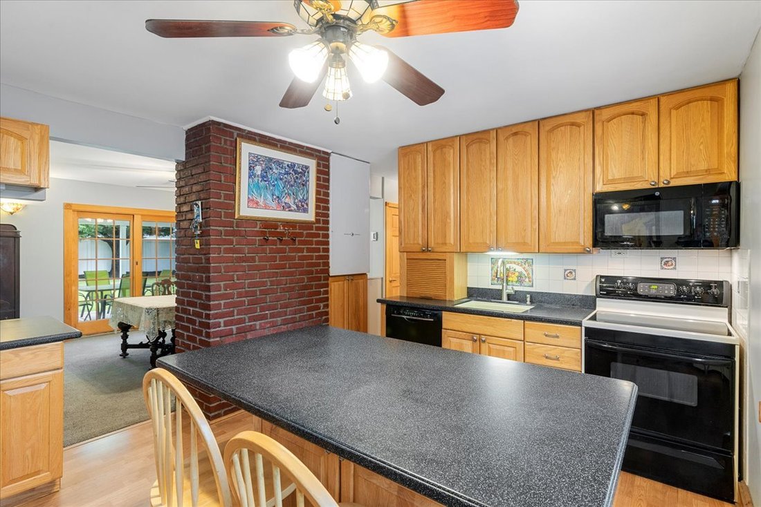 5 Bedrooms Single Family Detached In Hicksville, New York, United