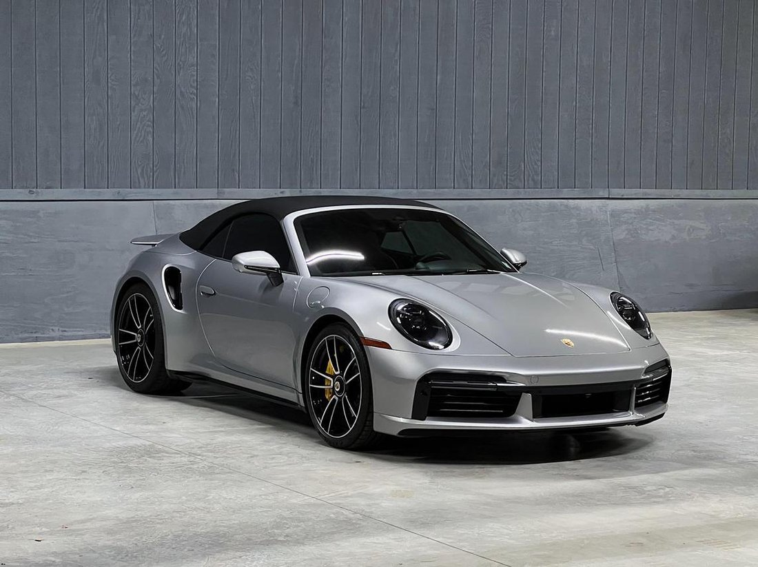 Cabriolet in Hallandale Beach, FL, United States 1 - 13337140