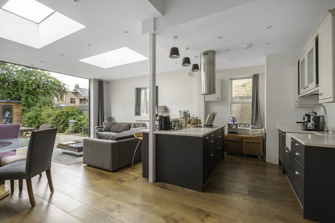 House in Acton Park, Ealing, England 2 - 13336123