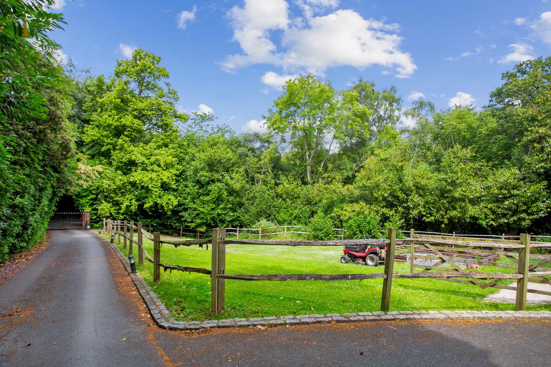 6 Bedroom Detached House For Sale In Lower Kingswood, England, United Kingdom For Sale (13318916)