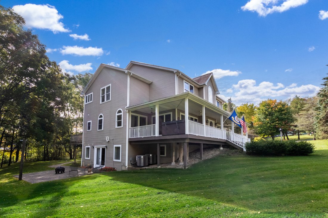7 Bedrooms Single Family Attached In South Wales, New York, United