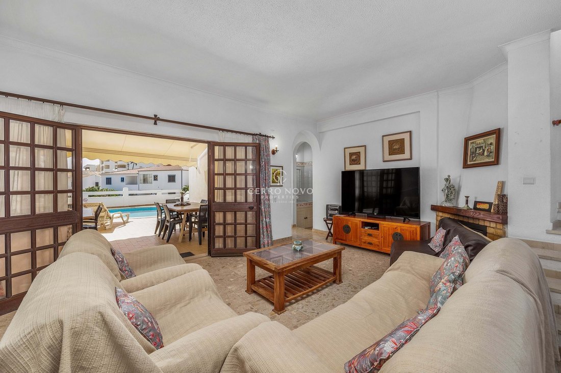 Traditional V3+2 Villa In The Heart Of Galé Close To In Guia, Algarve