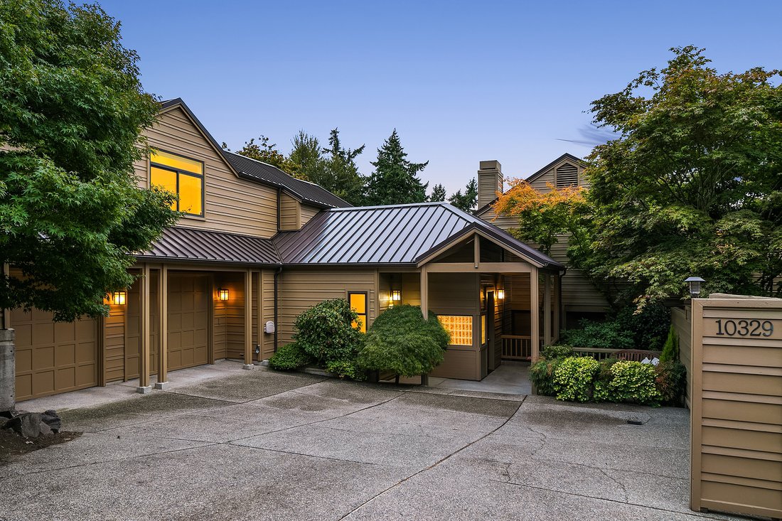 Expansive Houghton Retreat With Custom In Kirkland, Washington, United