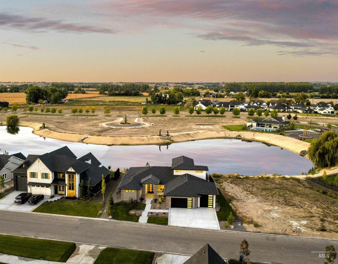 Luxurious Waterfront Property In Coveted Star In Star, Idaho, United