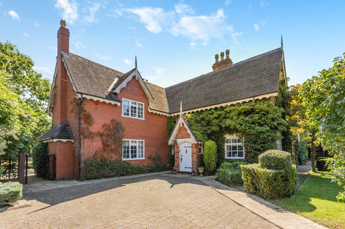 8 Bedroom Detached House For Sale In In Wychnor, England, United