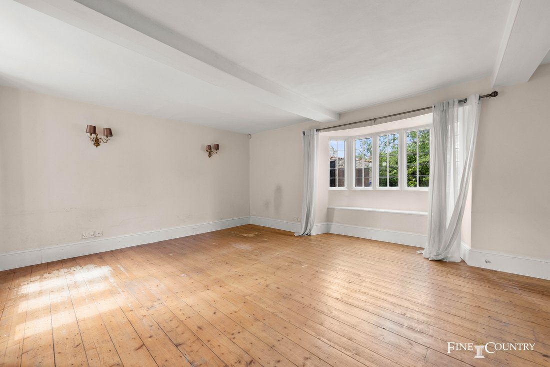 7 Bedroom Link Detached House For Sale In In Kettering, England, United