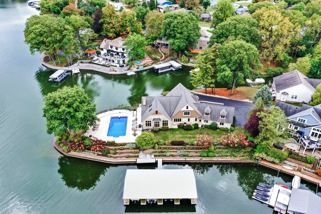 6 Bedrooms Single Family Detached In Westfield, Indiana, United States