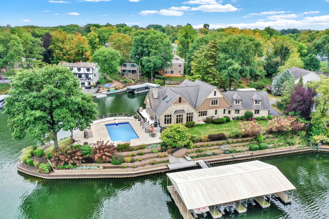 6 Bedrooms Single Family Detached In Westfield, Indiana, United States