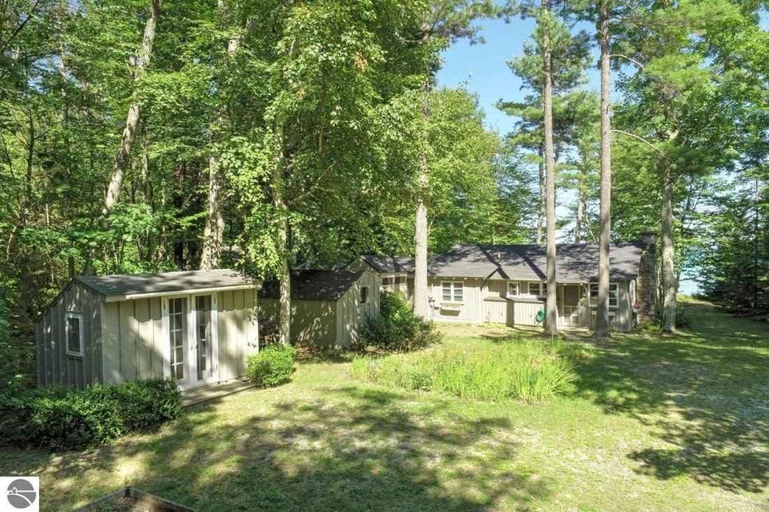 Grand Traverse Bay Escape In Northport, Michigan, United States For Sale (13349887)
