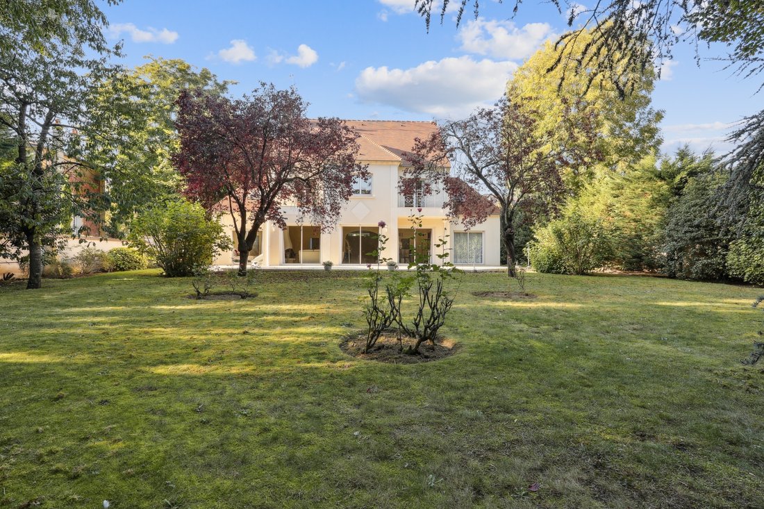 Family House With Planted Garden In Champigny Sur Marne, île De France