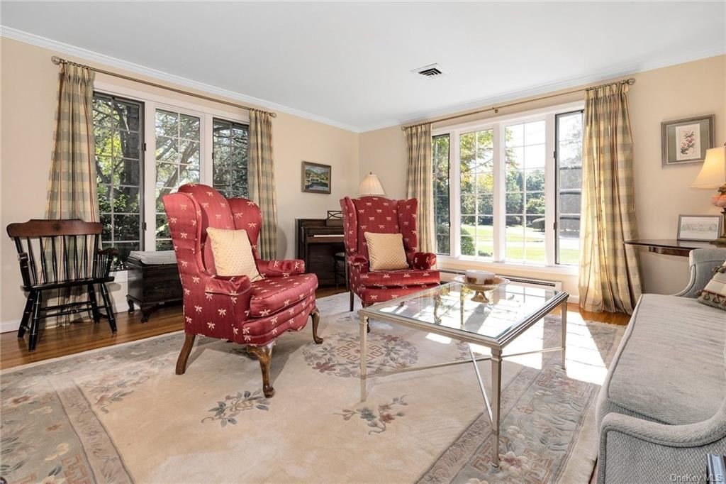 Stunning Nantucket Colonial Nestled On In West Nyack, New York, United