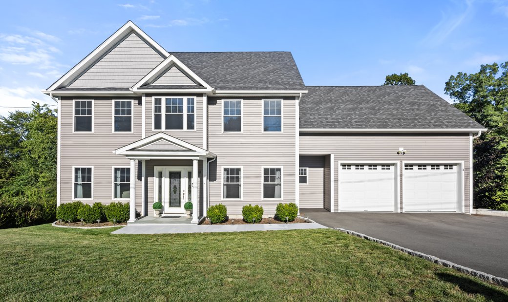 Candlewood Shore Home With Lake Views In Brookfield, Connecticut
