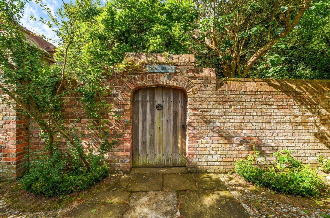 5 Bedroom Link Detached House For Sale In In Hailsham, England, United