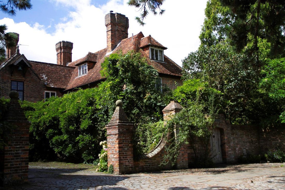 5 Bedroom Link Detached House For Sale In In Hailsham, England, United