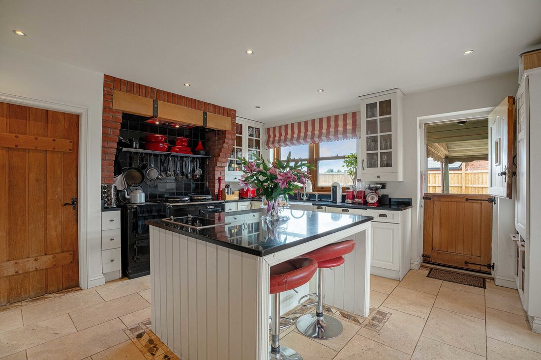 5 Bedroom Detached House For Sale In In Severn Stoke, England, United