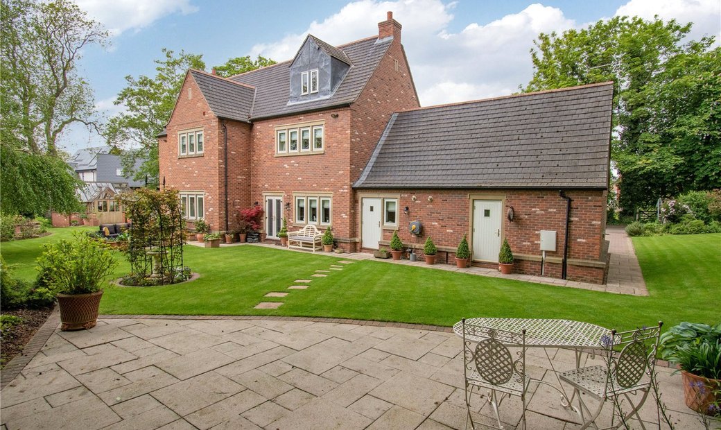 5 Bedroom Detached House For Sale In In Walkeringham, England, United