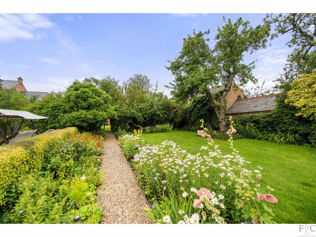 4-bedroom-detached-house-for-sale-in-leire-in-leire-england-united