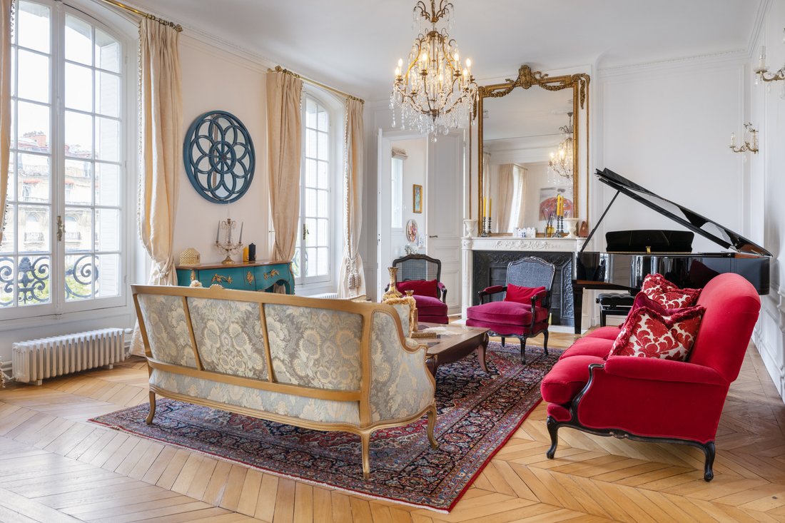 Perfectly Renovated Three Bed, Three Bath In Paris, île De France