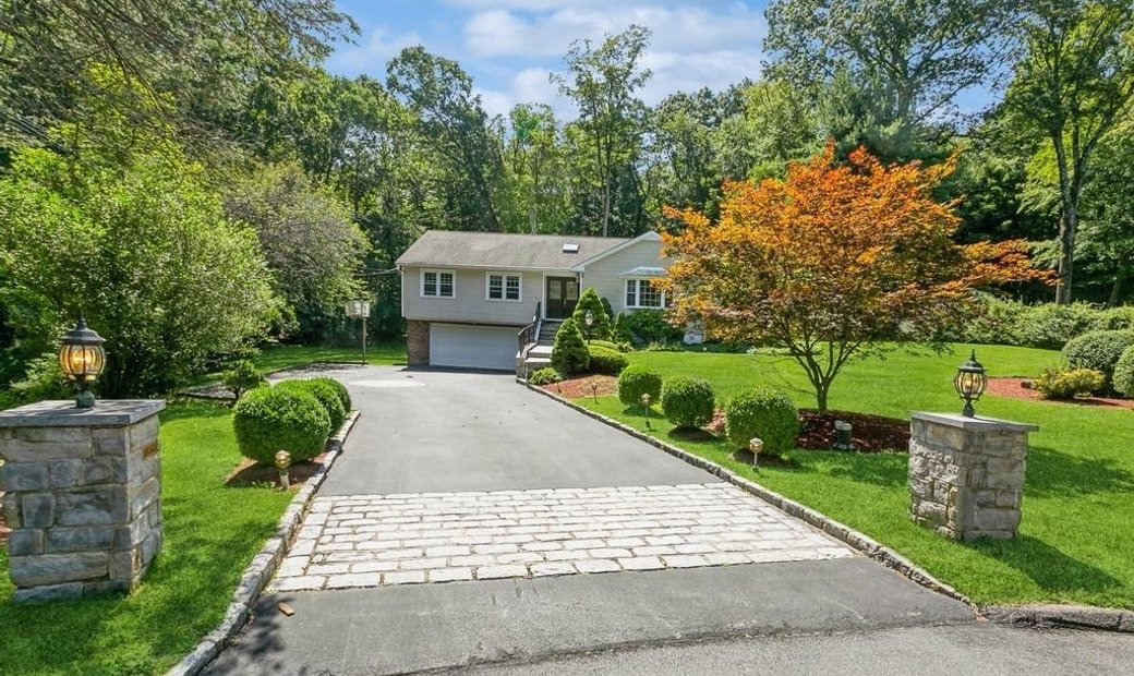 Bright Home In A Bucolic Setting In Chappaqua, New York, United States