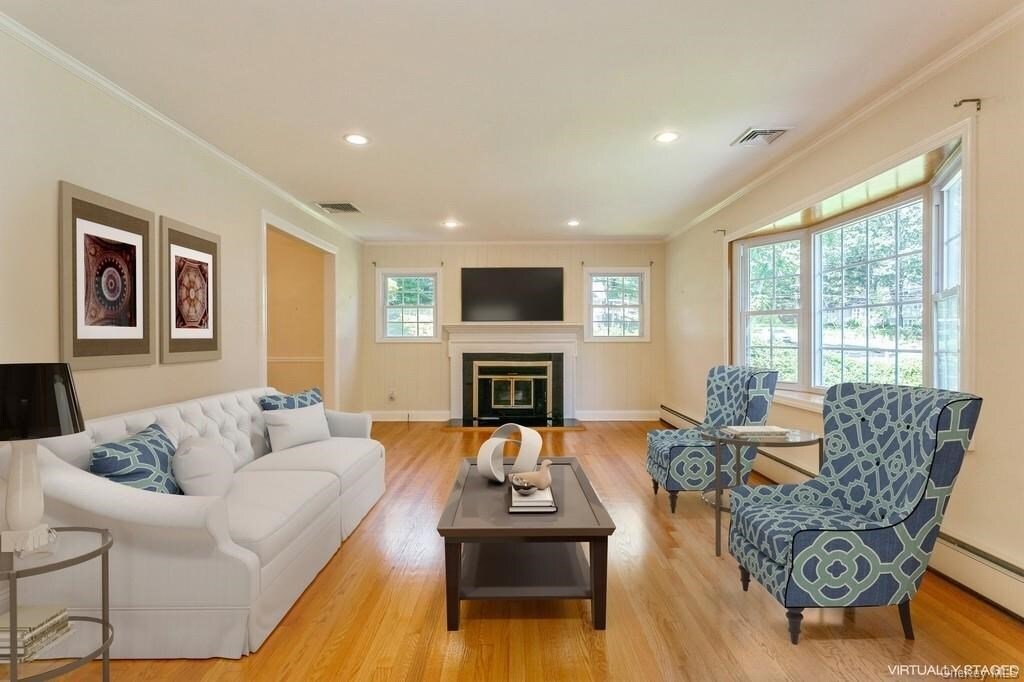 Bright Home In A Bucolic Setting In Chappaqua, New York, United States