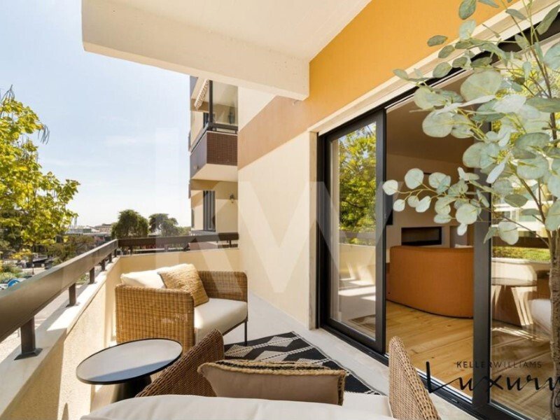 3 Bedroom Flat, Renovated With Garage And Pool In The In Cascais