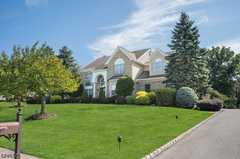 4 Bedrooms Single Family Detached In Livingston, New Jersey, United