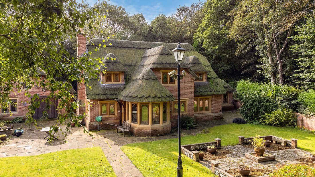 3 Bedroom Detached House For In Stretton En Le Field, England, United