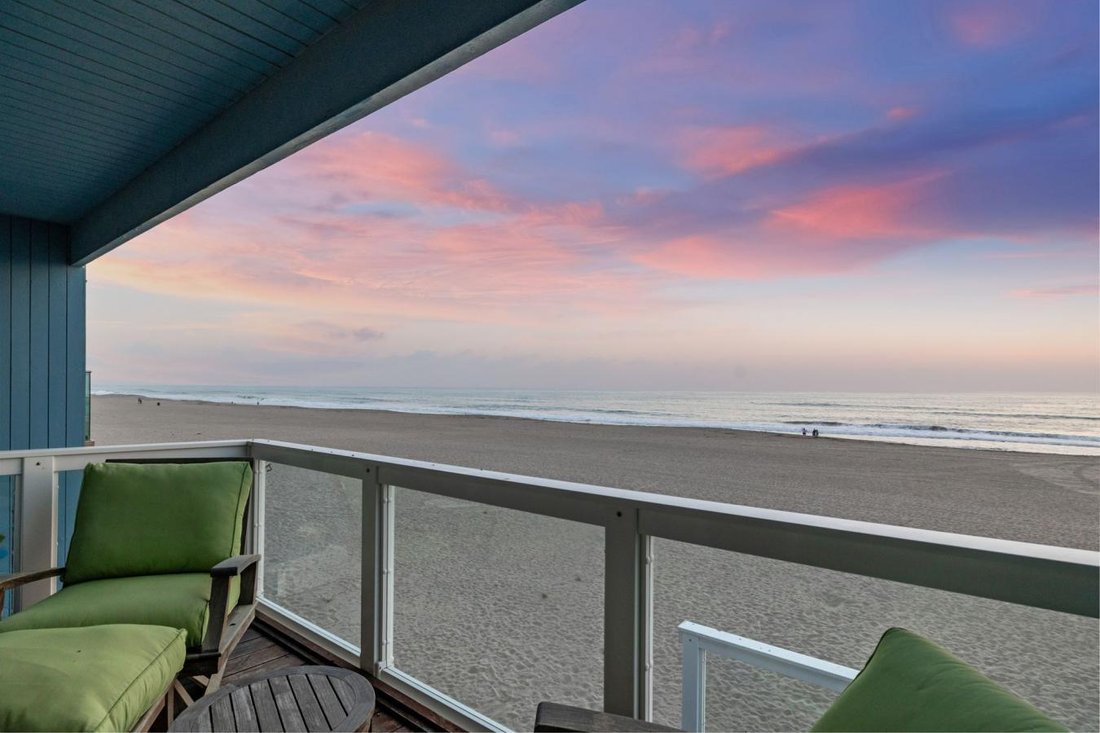 Retro Oceanfront Will Make You Smile In Oxnard, California, United