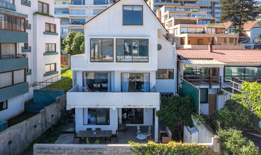 Building For Sale In Reñaca With A Sea View In Viña Del Mar, Valparaíso