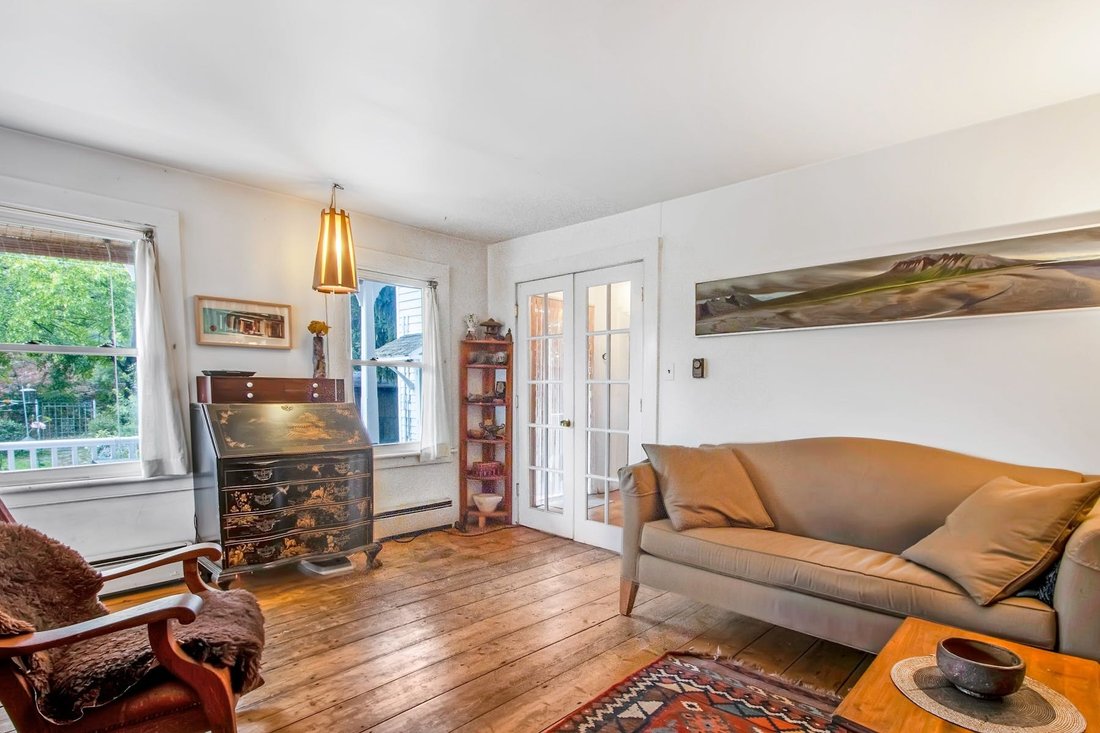 Victorian Farmhouse In Tomkins Cove, New York, United States For Sale