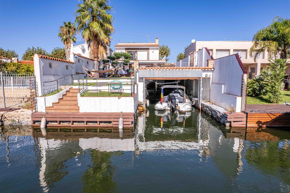 Unique Villa With 2 Moorings For Boat Of 14 In Empuriabrava, Catalonia