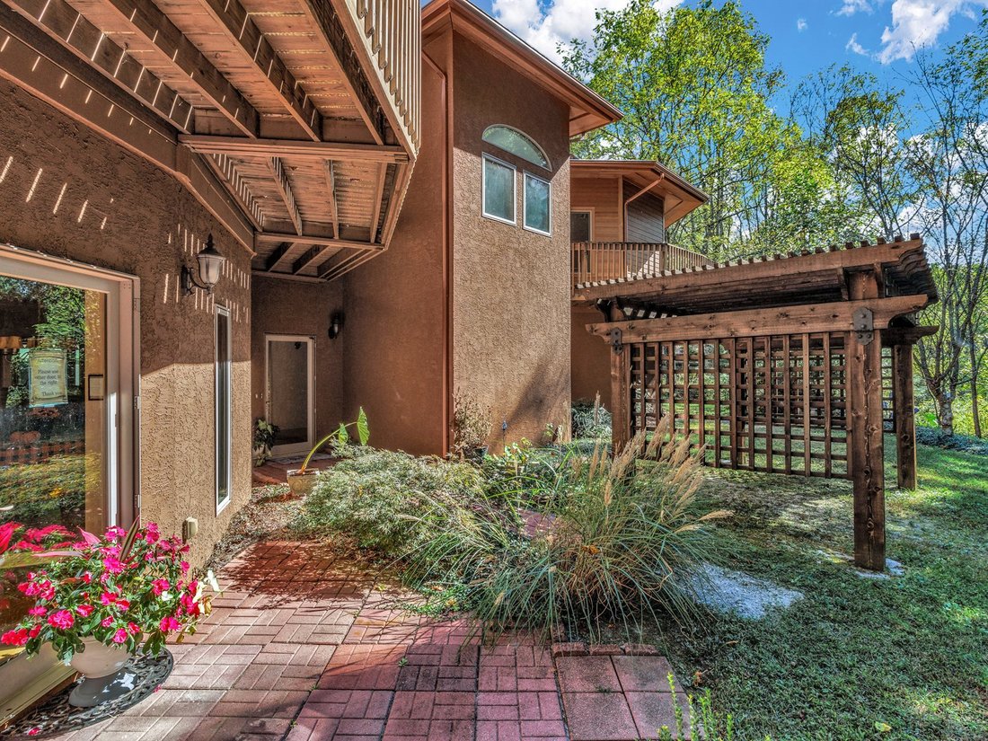 Rare Two Towered Home With High In Laurel Park, North Carolina, United