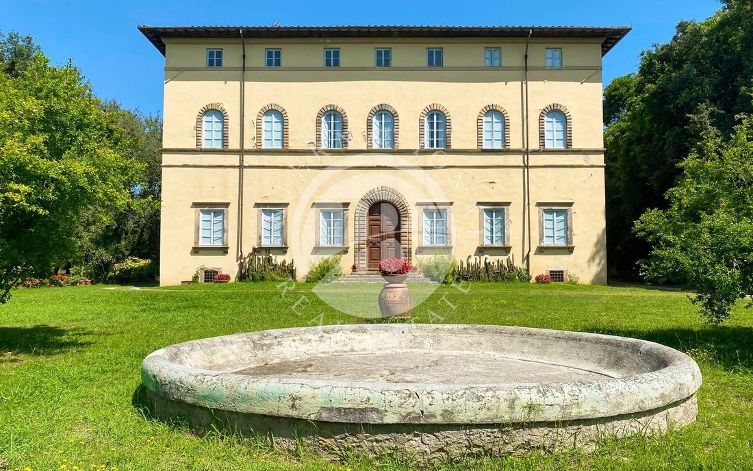 Villa in Historic Center, Lucca, Tuscany 1 - 13049608