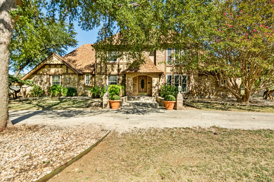 Large Backyard With Pool And Greenbelt In Fair Oaks Ranch, Texas