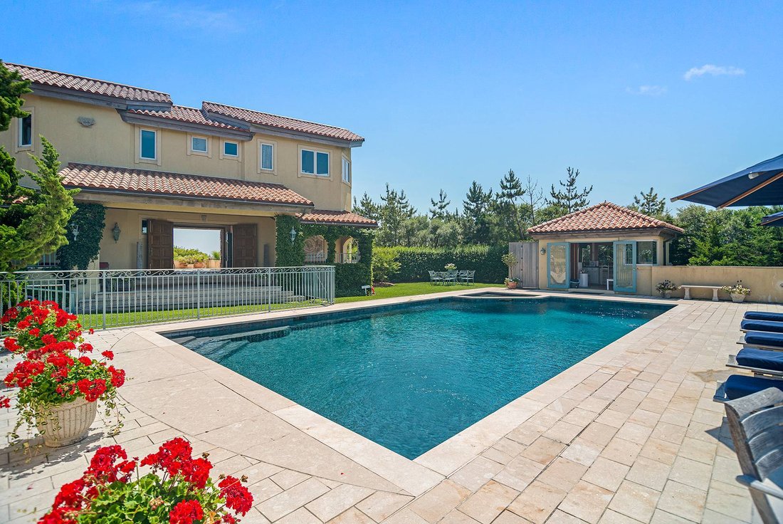 A Rare Oceanfront Rental Home In Amagansett, New York, United States For Rent (13398019)