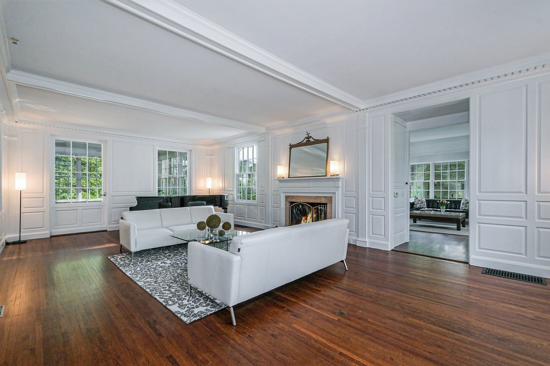 Majestic Colonial In A Prime Park Like In Scarsdale, New York, United