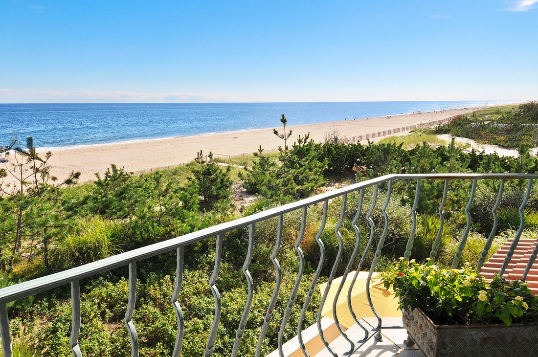 A Rare Oceanfront Rental Home In Amagansett, New York, United States For Rent (13398019)