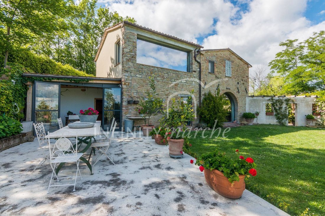 Casale In Vendita A San Ginesio, Periferia In Marche, Italy For Sale