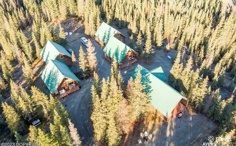 Une Petite Maison Sur Une Propriété En Alaska Éclairée Par Un