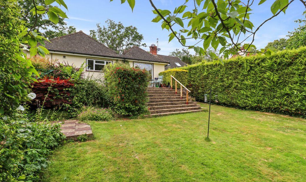 A Charming 3 Bedroom Semi Detached Bungalow In Heathfield, United