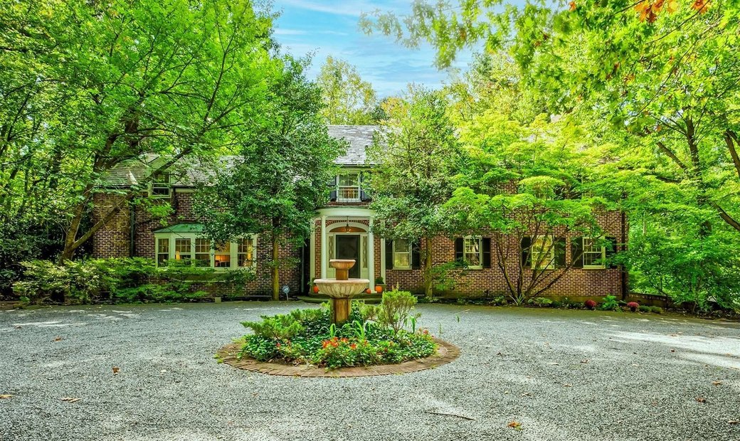 Stately Brick Manor In Mill Neck In Mill Neck, New York, United States