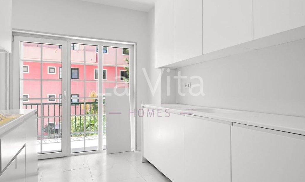 Apartment T3 Estoril Center. In Estoril, Lisbon, Portugal For Sale