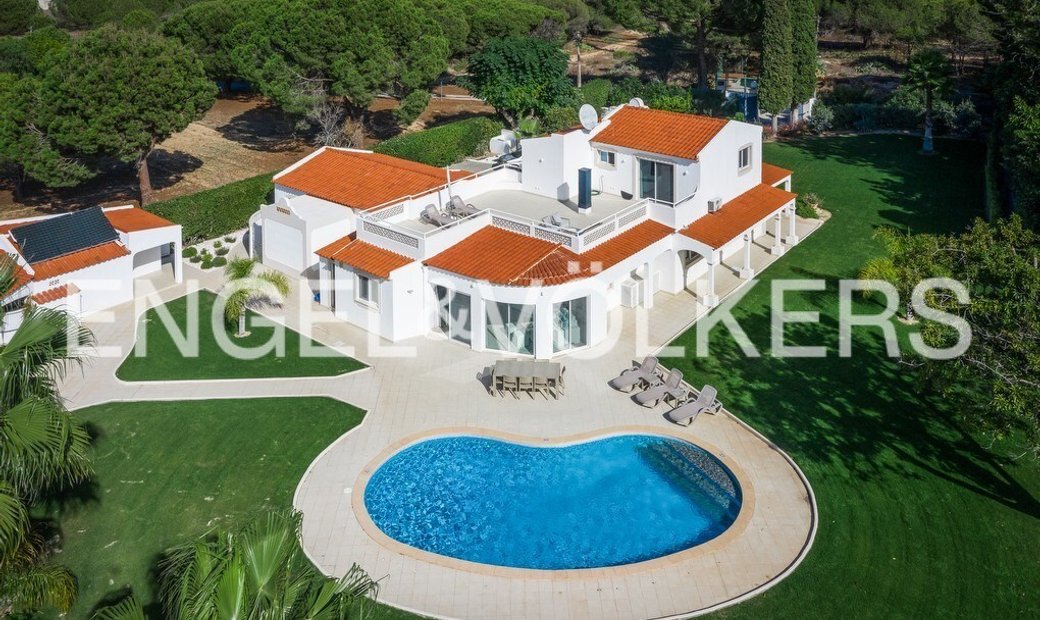 Stunning 7 Bedroom Villa Located In The Golden In Almancil, Algarve