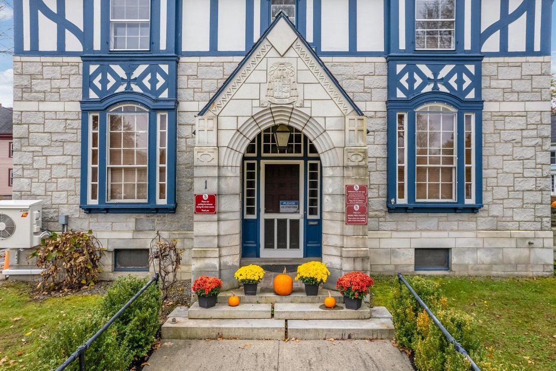 6 Bedrooms Single Family Detached In West Gardiner, Maine, United