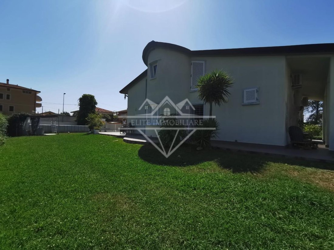 Villa in Marina di Carrara, Tuscany, Italy 2 - 13028086