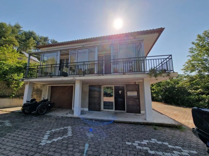 Mirabeau Villa In Mirabeau, Provence Alpes Côte D'azur, France For Sale