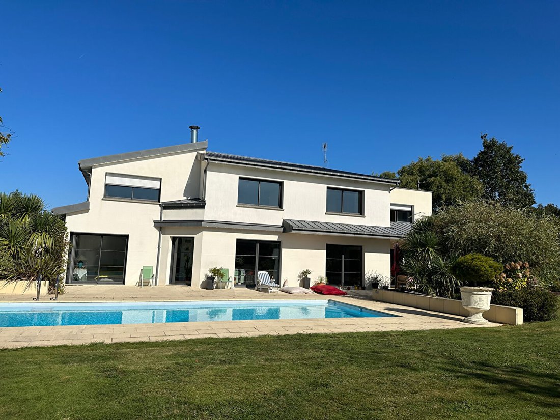 Belle Propriété à Ploërmel (56800) In Ploërmel, Brittany, France For